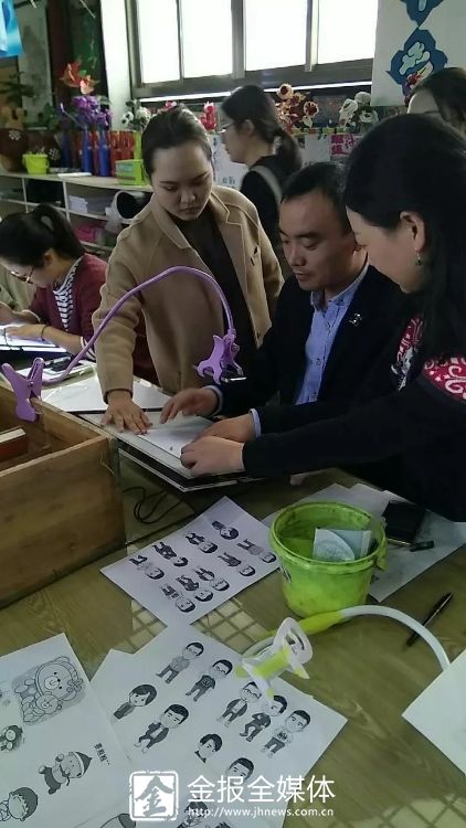  来自各个学校的老师在体验动漫制作过程